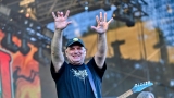 Vyprodaný Pekelný ostrov opět exceloval! Fanoušky přivítal zbrusu nový plážový areál, Royal Republic, špička české rockmetalové scény a úžasná atmosféra! (17 / 99)