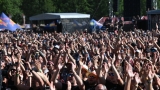 Vyprodaný Pekelný ostrov opět exceloval! Fanoušky přivítal zbrusu nový plážový areál, Royal Republic, špička české rockmetalové scény a úžasná atmosféra! (19 / 99)