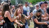 Vyprodaný Pekelný ostrov opět exceloval! Fanoušky přivítal zbrusu nový plážový areál, Royal Republic, špička české rockmetalové scény a úžasná atmosféra! (20 / 99)