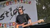 Vyprodaný Pekelný ostrov opět exceloval! Fanoušky přivítal zbrusu nový plážový areál, Royal Republic, špička české rockmetalové scény a úžasná atmosféra! (16 / 98)