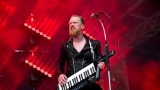 Vyprodaný Pekelný ostrov opět exceloval! Fanoušky přivítal zbrusu nový plážový areál, Royal Republic, špička české rockmetalové scény a úžasná atmosféra! (17 / 98)