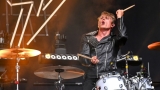 Vyprodaný Pekelný ostrov opět exceloval! Fanoušky přivítal zbrusu nový plážový areál, Royal Republic, špička české rockmetalové scény a úžasná atmosféra! (21 / 99)