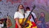 Vyprodaný Pekelný ostrov opět exceloval! Fanoušky přivítal zbrusu nový plážový areál, Royal Republic, špička české rockmetalové scény a úžasná atmosféra! (18 / 98)