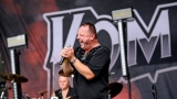 Vyprodaný Pekelný ostrov opět exceloval! Fanoušky přivítal zbrusu nový plážový areál, Royal Republic, špička české rockmetalové scény a úžasná atmosféra! (19 / 98)