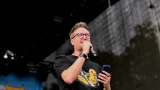 Vyprodaný Pekelný ostrov opět exceloval! Fanoušky přivítal zbrusu nový plážový areál, Royal Republic, špička české rockmetalové scény a úžasná atmosféra! (31 / 99)
