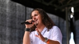 Vyprodaný Pekelný ostrov opět exceloval! Fanoušky přivítal zbrusu nový plážový areál, Royal Republic, špička české rockmetalové scény a úžasná atmosféra! (33 / 99)