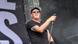 Vyprodaný Pekelný ostrov opět exceloval! Fanoušky přivítal zbrusu nový plážový areál, Royal Republic, špička české rockmetalové scény a úžasná atmosféra! (34 / 99)