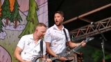 Vyprodaný Pekelný ostrov opět exceloval! Fanoušky přivítal zbrusu nový plážový areál, Royal Republic, špička české rockmetalové scény a úžasná atmosféra! (36 / 99)