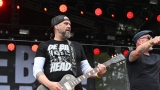 Vyprodaný Pekelný ostrov opět exceloval! Fanoušky přivítal zbrusu nový plážový areál, Royal Republic, špička české rockmetalové scény a úžasná atmosféra! (37 / 99)