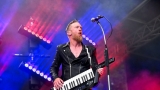 Vyprodaný Pekelný ostrov opět exceloval! Fanoušky přivítal zbrusu nový plážový areál, Royal Republic, špička české rockmetalové scény a úžasná atmosféra! (38 / 99)