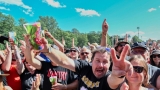 Vyprodaný Pekelný ostrov opět exceloval! Fanoušky přivítal zbrusu nový plážový areál, Royal Republic, špička české rockmetalové scény a úžasná atmosféra! (40 / 99)