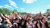 Vyprodaný Pekelný ostrov opět exceloval! Fanoušky přivítal zbrusu nový plážový areál, Royal Republic, špička české rockmetalové scény a úžasná atmosféra! (43 / 99)
