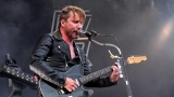 Vyprodaný Pekelný ostrov opět exceloval! Fanoušky přivítal zbrusu nový plážový areál, Royal Republic, špička české rockmetalové scény a úžasná atmosféra! (45 / 99)