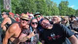 Vyprodaný Pekelný ostrov opět exceloval! Fanoušky přivítal zbrusu nový plážový areál, Royal Republic, špička české rockmetalové scény a úžasná atmosféra! (49 / 99)