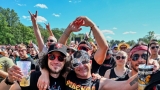 Vyprodaný Pekelný ostrov opět exceloval! Fanoušky přivítal zbrusu nový plážový areál, Royal Republic, špička české rockmetalové scény a úžasná atmosféra! (51 / 99)