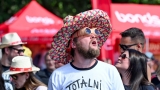 Vyprodaný Pekelný ostrov opět exceloval! Fanoušky přivítal zbrusu nový plážový areál, Royal Republic, špička české rockmetalové scény a úžasná atmosféra! (26 / 98)