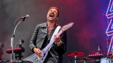 Vyprodaný Pekelný ostrov opět exceloval! Fanoušky přivítal zbrusu nový plážový areál, Royal Republic, špička české rockmetalové scény a úžasná atmosféra! (54 / 99)