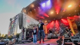 Vyprodaný Pekelný ostrov opět exceloval! Fanoušky přivítal zbrusu nový plážový areál, Royal Republic, špička české rockmetalové scény a úžasná atmosféra! (27 / 98)