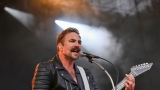 Vyprodaný Pekelný ostrov opět exceloval! Fanoušky přivítal zbrusu nový plážový areál, Royal Republic, špička české rockmetalové scény a úžasná atmosféra! (56 / 99)