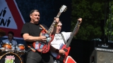 Vyprodaný Pekelný ostrov opět exceloval! Fanoušky přivítal zbrusu nový plážový areál, Royal Republic, špička české rockmetalové scény a úžasná atmosféra! (29 / 98)