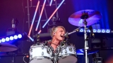 Vyprodaný Pekelný ostrov opět exceloval! Fanoušky přivítal zbrusu nový plážový areál, Royal Republic, špička české rockmetalové scény a úžasná atmosféra! (31 / 98)