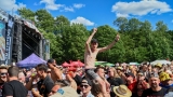 Vyprodaný Pekelný ostrov opět exceloval! Fanoušky přivítal zbrusu nový plážový areál, Royal Republic, špička české rockmetalové scény a úžasná atmosféra! (32 / 98)