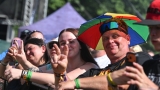 Vyprodaný Pekelný ostrov opět exceloval! Fanoušky přivítal zbrusu nový plážový areál, Royal Republic, špička české rockmetalové scény a úžasná atmosféra! (33 / 98)