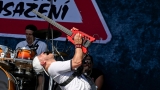 Vyprodaný Pekelný ostrov opět exceloval! Fanoušky přivítal zbrusu nový plážový areál, Royal Republic, špička české rockmetalové scény a úžasná atmosféra! (34 / 98)