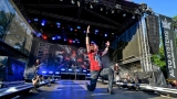 Vyprodaný Pekelný ostrov opět exceloval! Fanoušky přivítal zbrusu nový plážový areál, Royal Republic, špička české rockmetalové scény a úžasná atmosféra! (60 / 99)