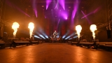 Vyprodaný Pekelný ostrov opět exceloval! Fanoušky přivítal zbrusu nový plážový areál, Royal Republic, špička české rockmetalové scény a úžasná atmosféra! (65 / 99)