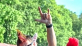 Vyprodaný Pekelný ostrov opět exceloval! Fanoušky přivítal zbrusu nový plážový areál, Royal Republic, špička české rockmetalové scény a úžasná atmosféra! (36 / 98)