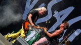 Vyprodaný Pekelný ostrov opět exceloval! Fanoušky přivítal zbrusu nový plážový areál, Royal Republic, špička české rockmetalové scény a úžasná atmosféra! (37 / 98)