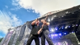 Vyprodaný Pekelný ostrov opět exceloval! Fanoušky přivítal zbrusu nový plážový areál, Royal Republic, špička české rockmetalové scény a úžasná atmosféra! (67 / 99)