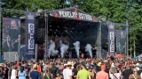Vyprodaný Pekelný ostrov opět exceloval! Fanoušky přivítal zbrusu nový plážový areál, Royal Republic, špička české rockmetalové scény a úžasná atmosféra! (70 / 99)