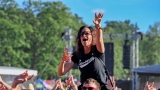Vyprodaný Pekelný ostrov opět exceloval! Fanoušky přivítal zbrusu nový plážový areál, Royal Republic, špička české rockmetalové scény a úžasná atmosféra! (38 / 98)