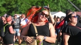 Vyprodaný Pekelný ostrov opět exceloval! Fanoušky přivítal zbrusu nový plážový areál, Royal Republic, špička české rockmetalové scény a úžasná atmosféra! (39 / 98)