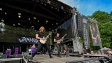 Vyprodaný Pekelný ostrov opět exceloval! Fanoušky přivítal zbrusu nový plážový areál, Royal Republic, špička české rockmetalové scény a úžasná atmosféra! (72 / 99)
