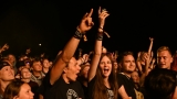 Vyprodaný Pekelný ostrov opět exceloval! Fanoušky přivítal zbrusu nový plážový areál, Royal Republic, špička české rockmetalové scény a úžasná atmosféra! (40 / 98)