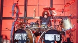 Vyprodaný Pekelný ostrov opět exceloval! Fanoušky přivítal zbrusu nový plážový areál, Royal Republic, špička české rockmetalové scény a úžasná atmosféra! (41 / 98)