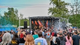 Vyprodaný Pekelný ostrov opět exceloval! Fanoušky přivítal zbrusu nový plážový areál, Royal Republic, špička české rockmetalové scény a úžasná atmosféra! (42 / 98)