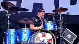 Vyprodaný Pekelný ostrov opět exceloval! Fanoušky přivítal zbrusu nový plážový areál, Royal Republic, špička české rockmetalové scény a úžasná atmosféra! (46 / 98)