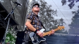 Vyprodaný Pekelný ostrov opět exceloval! Fanoušky přivítal zbrusu nový plážový areál, Royal Republic, špička české rockmetalové scény a úžasná atmosféra! (75 / 99)