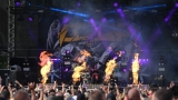 Vyprodaný Pekelný ostrov opět exceloval! Fanoušky přivítal zbrusu nový plážový areál, Royal Republic, špička české rockmetalové scény a úžasná atmosféra! (76 / 99)