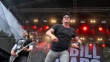 Vyprodaný Pekelný ostrov opět exceloval! Fanoušky přivítal zbrusu nový plážový areál, Royal Republic, špička české rockmetalové scény a úžasná atmosféra! (50 / 98)