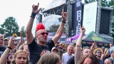 Vyprodaný Pekelný ostrov opět exceloval! Fanoušky přivítal zbrusu nový plážový areál, Royal Republic, špička české rockmetalové scény a úžasná atmosféra! (51 / 98)