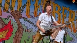 Vyprodaný Pekelný ostrov opět exceloval! Fanoušky přivítal zbrusu nový plážový areál, Royal Republic, špička české rockmetalové scény a úžasná atmosféra! (56 / 98)