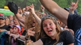 Vyprodaný Pekelný ostrov opět exceloval! Fanoušky přivítal zbrusu nový plážový areál, Royal Republic, špička české rockmetalové scény a úžasná atmosféra! (57 / 98)