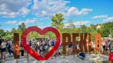 Vyprodaný Pekelný ostrov opět exceloval! Fanoušky přivítal zbrusu nový plážový areál, Royal Republic, špička české rockmetalové scény a úžasná atmosféra! (66 / 98)
