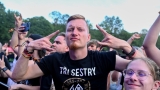 Vyprodaný Pekelný ostrov opět exceloval! Fanoušky přivítal zbrusu nový plážový areál, Royal Republic, špička české rockmetalové scény a úžasná atmosféra! (72 / 98)