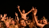 Vyprodaný Pekelný ostrov opět exceloval! Fanoušky přivítal zbrusu nový plážový areál, Royal Republic, špička české rockmetalové scény a úžasná atmosféra! (80 / 99)